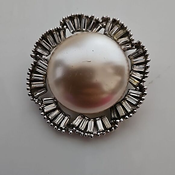Birks Vintage 1950s Brooch Faux Pearl Surrounded By 40 Baguette Rhinestones - Picture 11 of 16